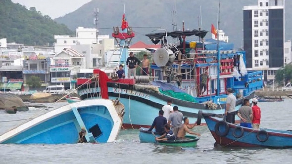 Chìm tàu cá ở Khánh Hòa, 1 người chết, 1 người mất tích